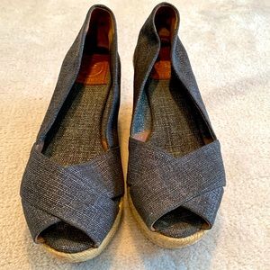 Beautiful Tory burch low wedge ...great condition!